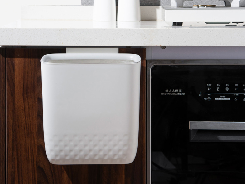 Checkered Kitchen Wall-Mounted Trash Can