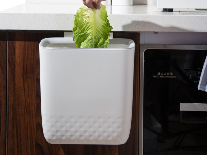 Checkered Kitchen Wall-Mounted Trash Can