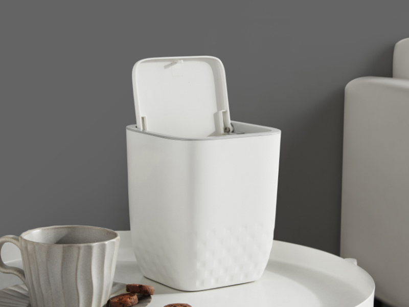 Checkered Desktop Trash Can